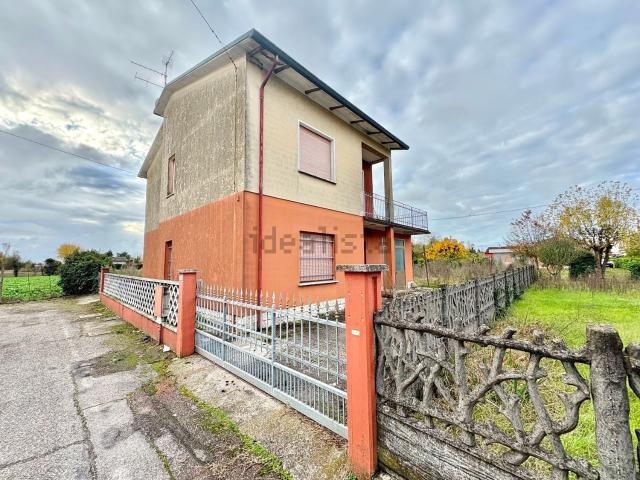 Villetta indipendente in vendita di 171 m² in Via Fratelli Bandiera