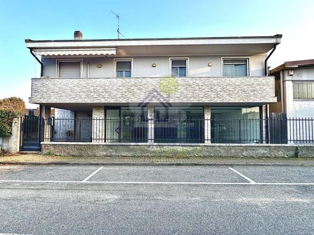 Villetta indipendente in vendita di 172 m² in Via Achille Grandi