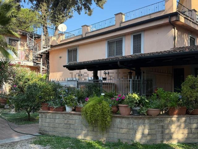 Villetta indipendente in vendita di 175 m² in Via Appia Pignatelli, 265