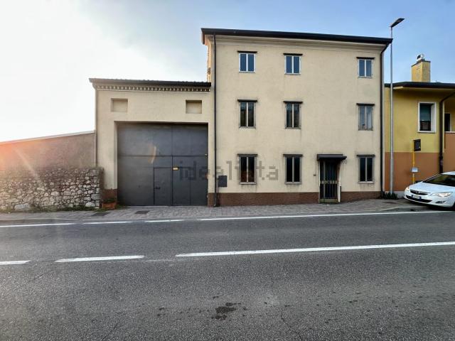 Villetta indipendente in vendita di 177 m² in Via C.Battisti, 59