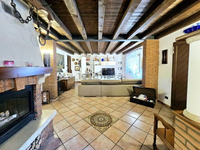 Villetta indipendente in vendita di 180 m² in Via Caneva