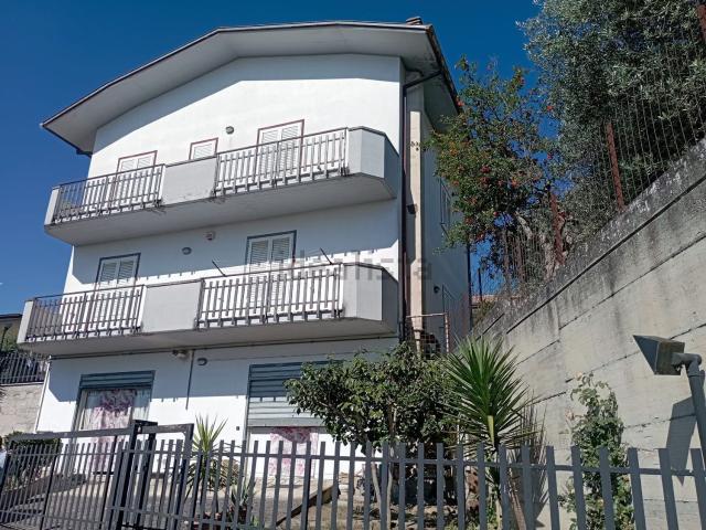 Villetta indipendente in vendita di 180 m² in Via Gaetano Donizetti