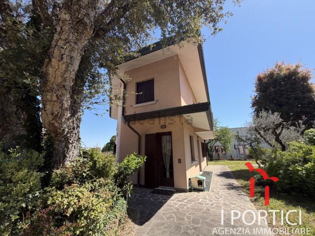 Villetta indipendente in vendita di 180 m² in Via Mattarella Piersanti