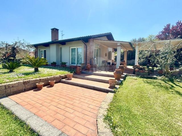 Villetta indipendente in vendita di 180 m² in Via Senese Romana