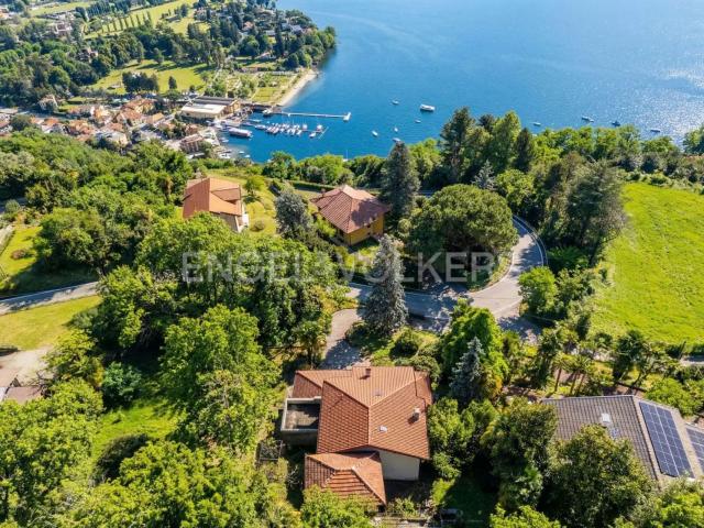 Villetta indipendente in vendita di 180 m² in Via per Lesa, 70
