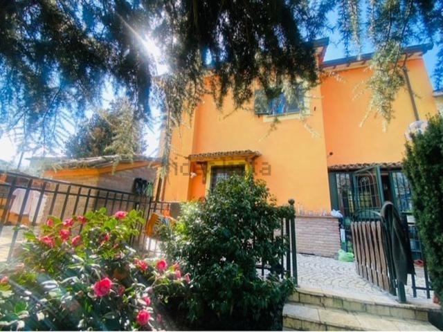 Villetta indipendente in vendita di 180 m² in Via Perazzeta