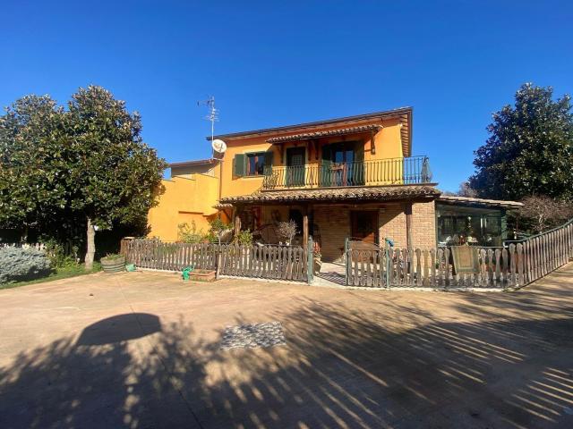Villetta indipendente in vendita di 180 m² in Via Perazzeta
