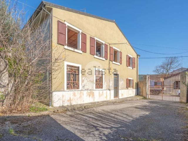 Villetta indipendente in vendita di 180 m² in Via Ungheria, 64