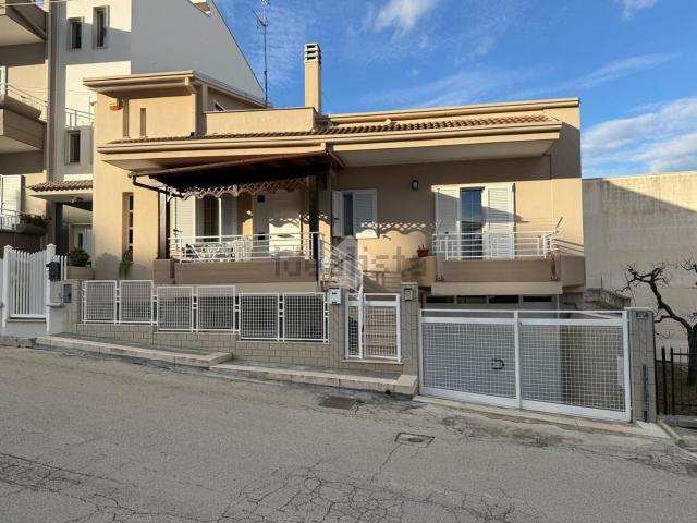 Villetta indipendente in vendita di 180 m² in Viale 5 Maggio, 21