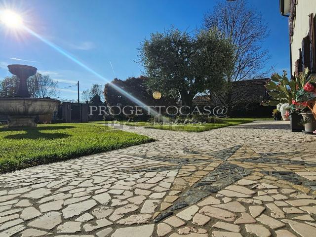 Villetta indipendente in vendita di 182 m² in Via Sambughè
