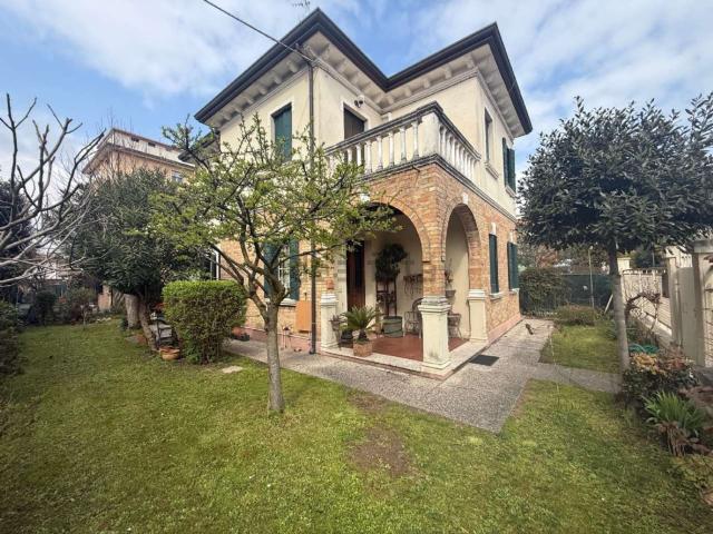 Villetta indipendente in vendita di 183 m² in Via Cavalieri di Vittorio Veneto