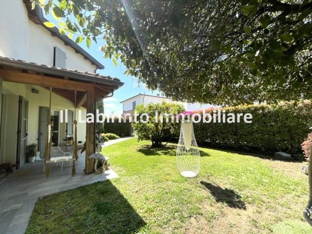 Villetta indipendente in vendita di 184 m² in Via Ospitalacci