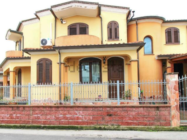 Villetta indipendente in vendita di 185 m² in Via Donizetti