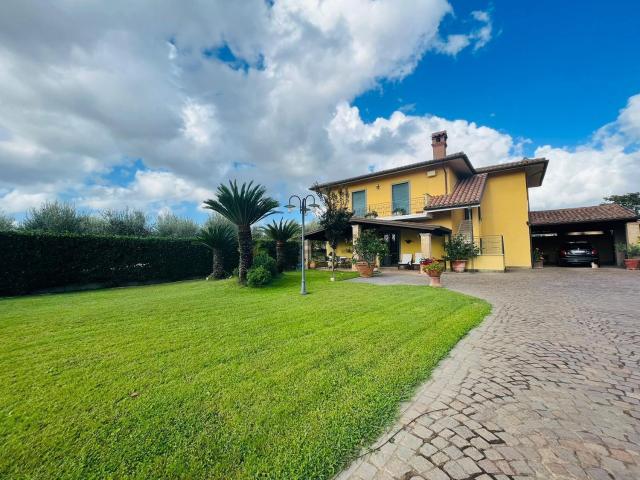 Villetta indipendente in vendita di 187 m² in Via dei Rutuli, 151