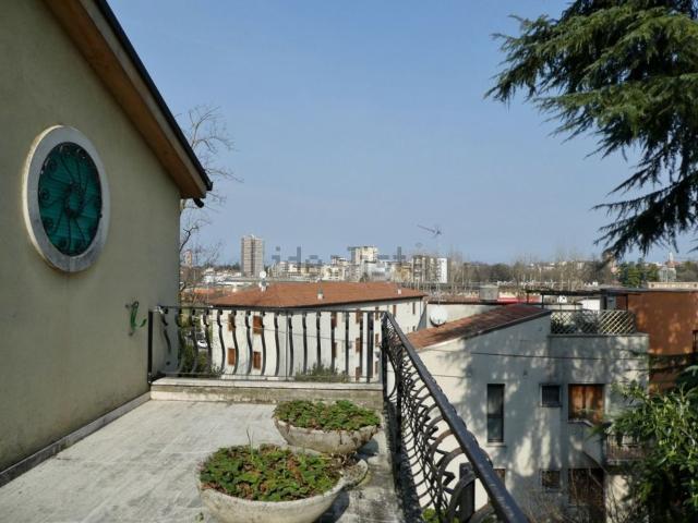 Villetta indipendente in vendita di 190 m² in Via Casarsa