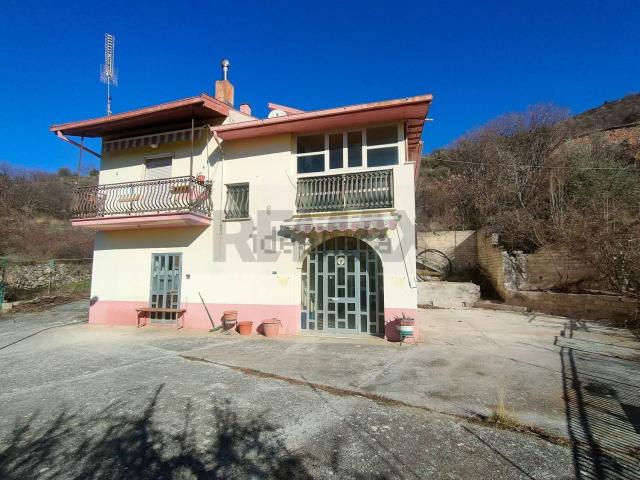 Villetta indipendente in vendita di 190 m² in Via Lucantonio Sidoni