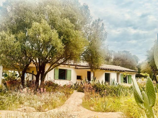 Villetta indipendente in vendita di 190 m² in Strada Statale 125 Orientale Sarda