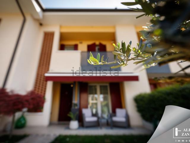 Villetta indipendente in vendita di 193 m² in Via Paolo Marzolo, 11
