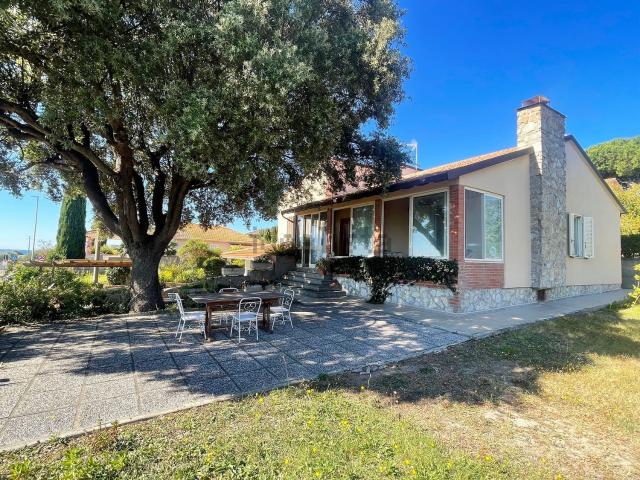 Villetta indipendente in vendita di 194 m² in Via del Castelluccio