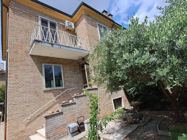 Villetta indipendente in vendita di 195 m² in Via Antonio Monghini