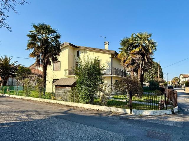 Villetta indipendente in vendita di 195 m² in Via Lago di Alleghe, 18