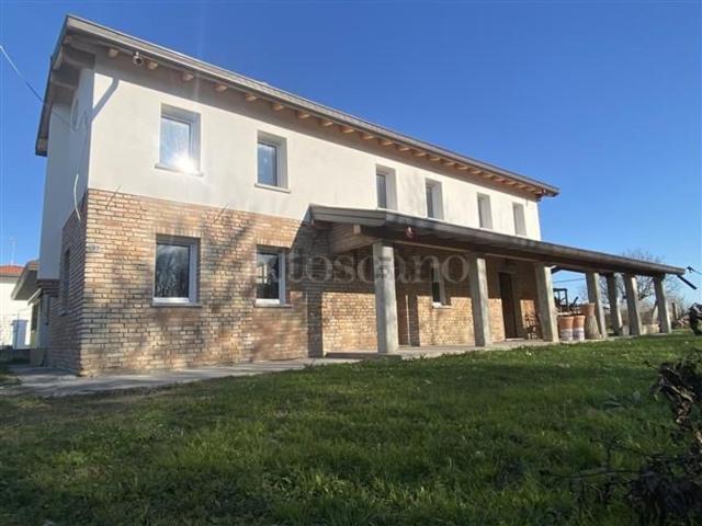 Villetta indipendente in vendita di 196 m² in Via Caserate