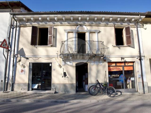 Villetta indipendente in vendita di 196 m² in Via Martiri della Libertȧ
