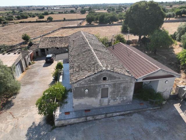 Villetta indipendente in vendita di 196 m² in Via Rocciola Scrofani