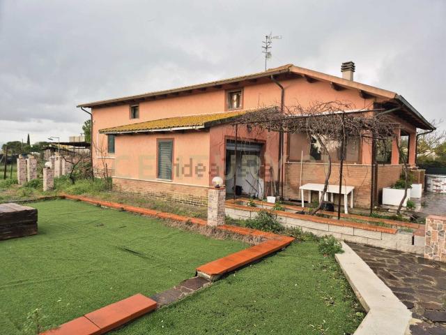 Villetta indipendente in vendita di 196 m² in Strada Casal Roberto, 37