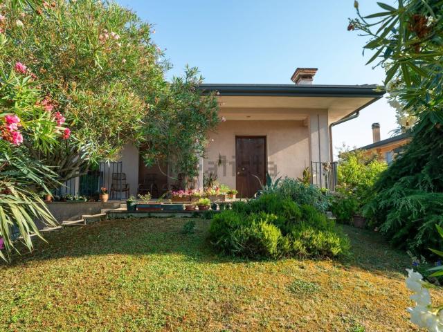 Villetta indipendente in vendita di 198 m² in Via Canaletto