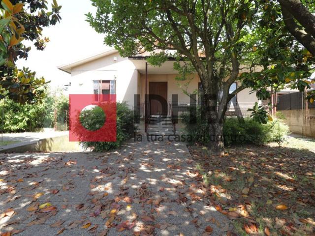 Villetta indipendente in vendita di 198 m² in Via Canova