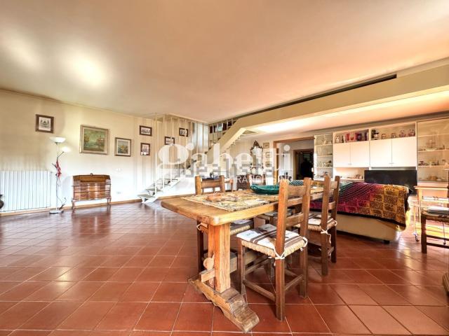 Villetta indipendente in vendita di 198 m² in Via Gramsci