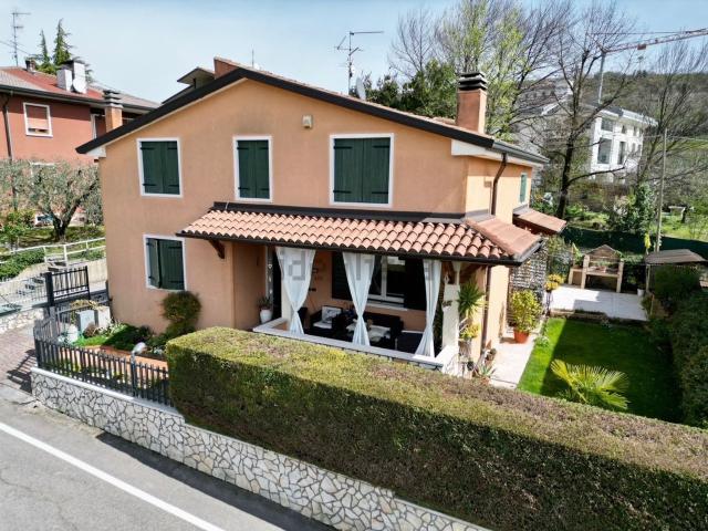 Villetta indipendente in vendita di 198 m² in Via Paverno, 51