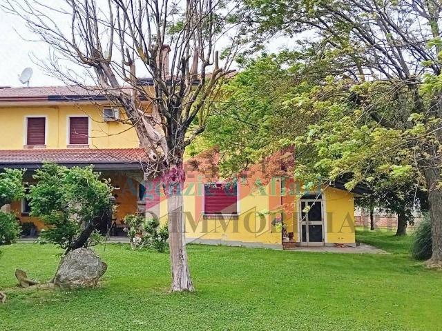 Villetta indipendente in vendita di 199 m² in Via Parri, 18