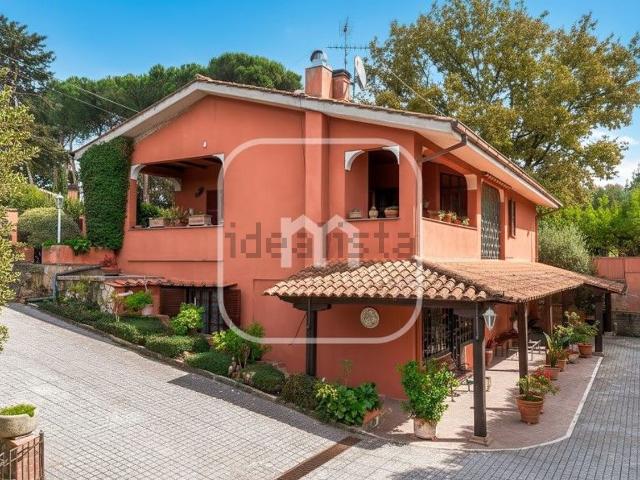Villetta indipendente in vendita di 200 m² in Via Colle del Vescovo, 21