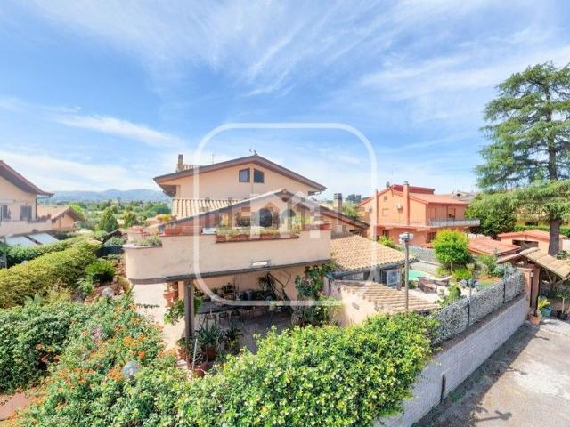 Villetta indipendente in vendita di 200 m² in Via Casilina, 658