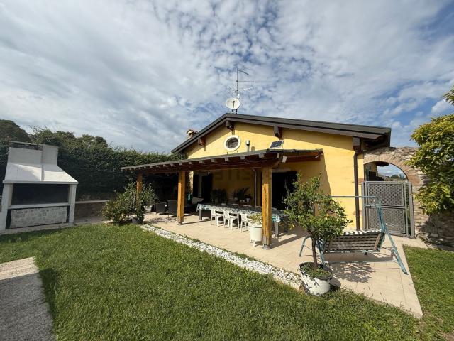 Villetta indipendente in vendita di 200 m² in Via Chiavica, 5