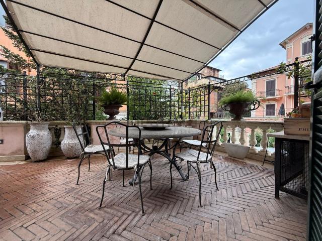 Villetta indipendente in vendita di 200 m² in Via Alessandro Poerio