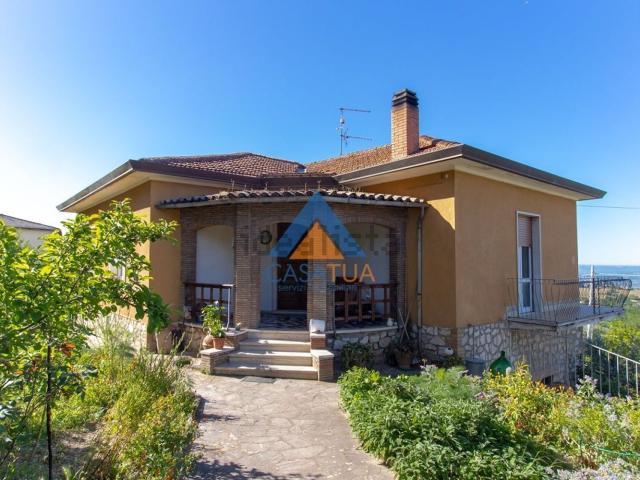 Villetta indipendente in vendita di 200 m² in Via Battisti