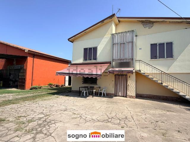 Villetta indipendente in vendita di 200 m² in Via Basse