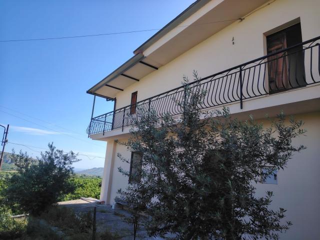 Villetta indipendente in vendita di 200 m² in Via Lacco, 15