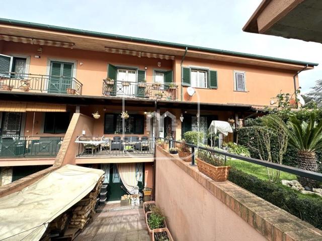 Villetta indipendente in vendita di 200 m² in Via Lago di Nemi, 112