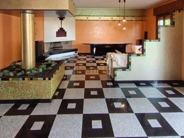 Villetta indipendente in vendita di 200 m² in Via Monte Cimone