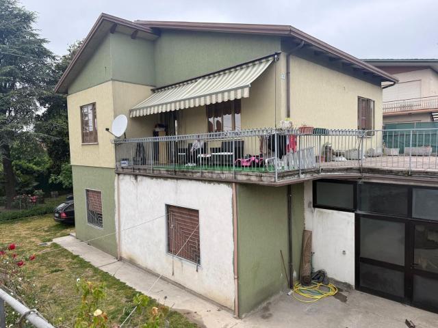 Villetta indipendente in vendita di 200 m² in Via Medaglia D&apos Oro Claudio Bressanin