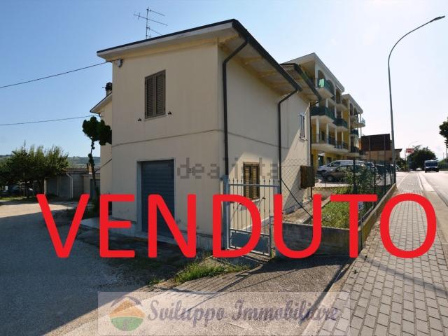 Villetta indipendente in vendita di 200 m² in Via Salaria