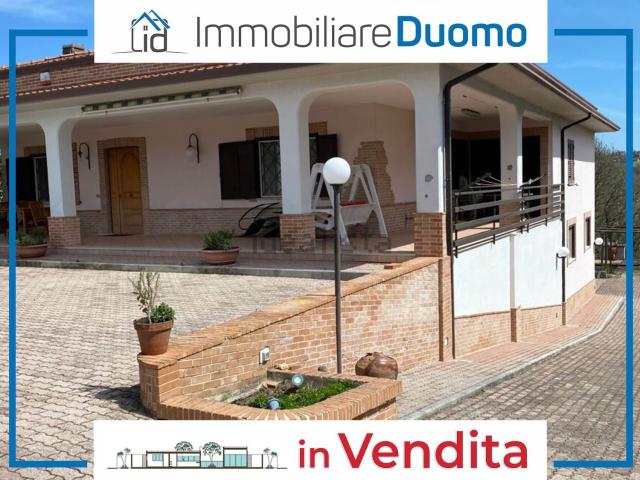 Villetta indipendente in vendita di 200 m² in Via Petrarca