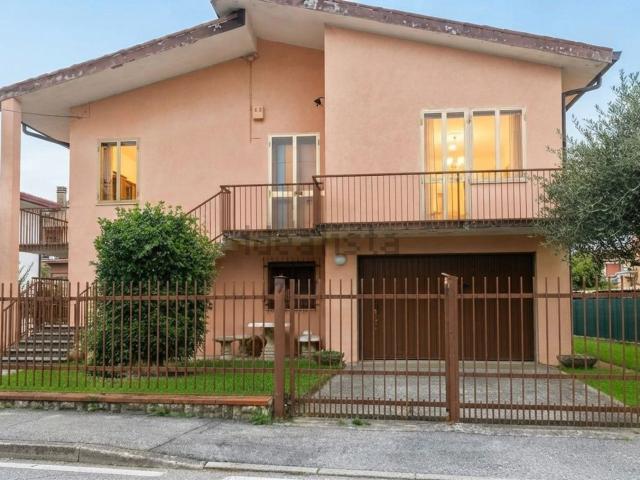 Villetta indipendente in vendita di 200 m² in Via Roncon