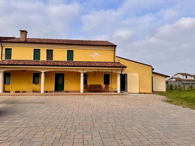 Villetta indipendente in vendita di 200 m² in Via Rosi