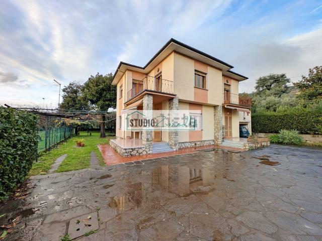 Villetta indipendente in vendita di 200 m² in Via Rinascita