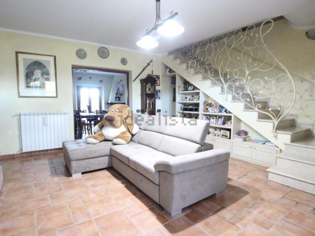 Villetta indipendente in vendita di 200 m² in Via Volterrana